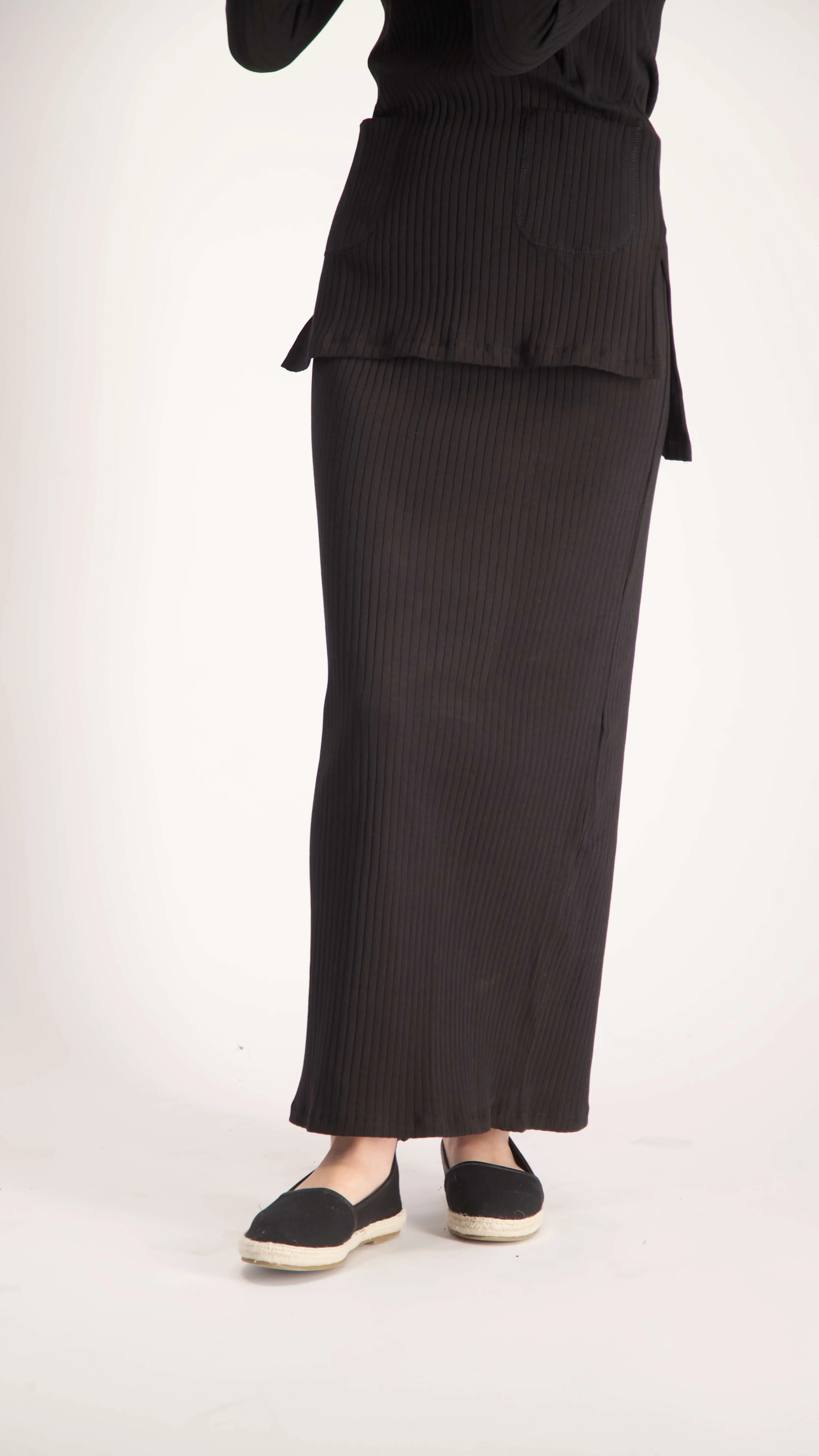 Ribbed Maxi Skirt / Black